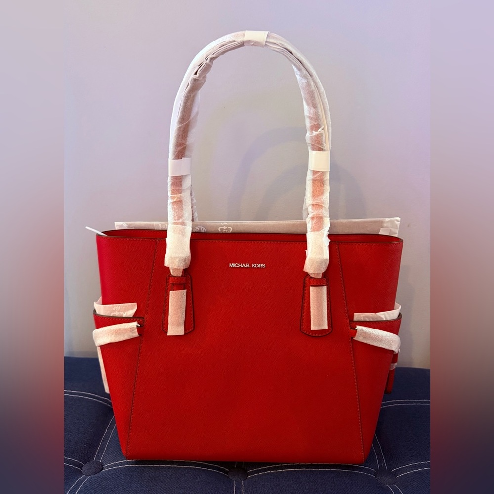 Michael Kors Voyager Large Saffiano Leather Tote Bag - Picture 2 of 6
